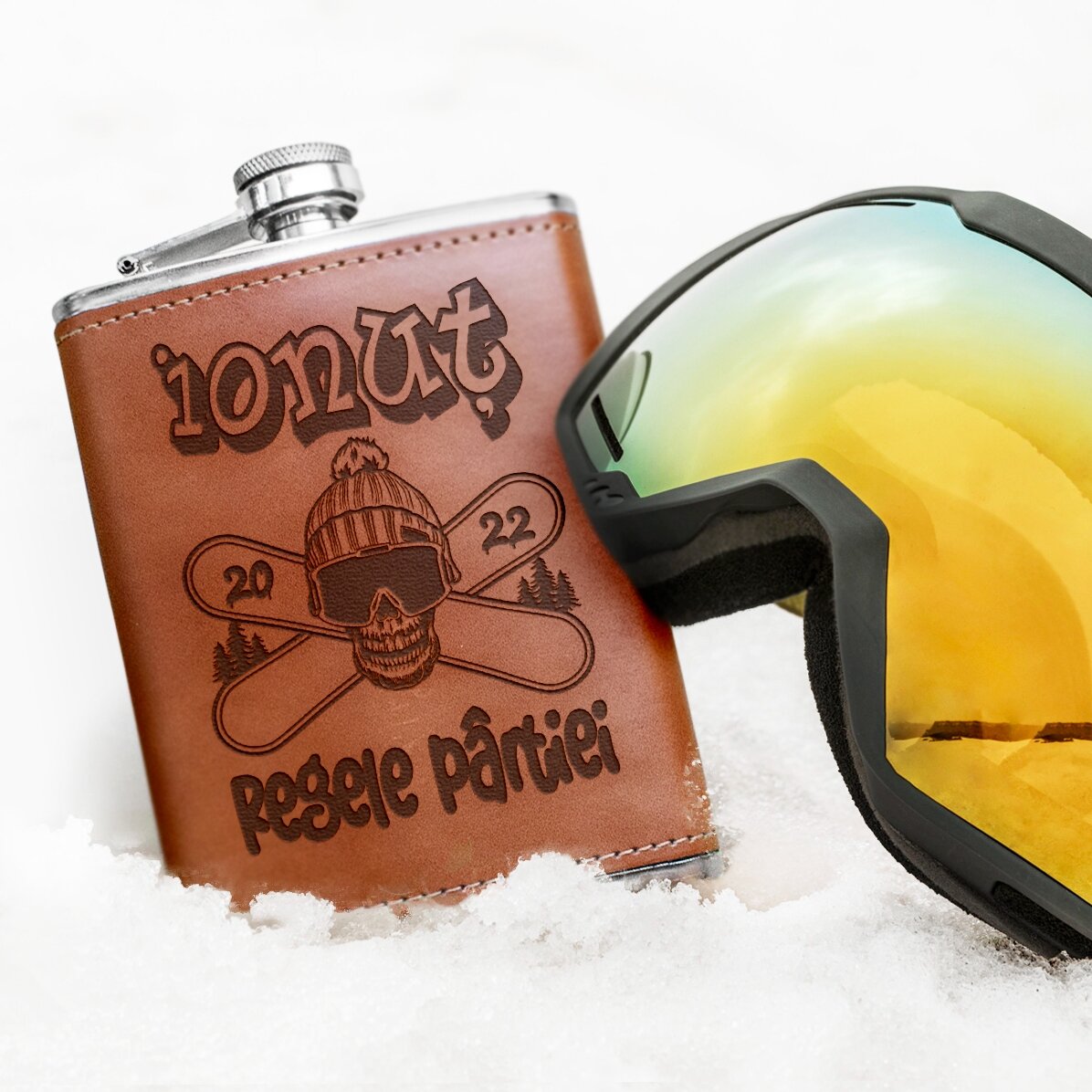 Sticlă de buzunar îmbrăcată în piele personalizată cu nume - Skull Snowboard