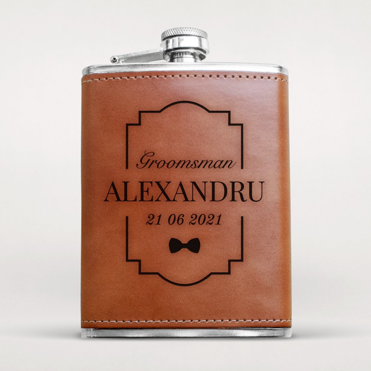 Sticlă de buzunar îmbrăcată în piele personalizată cu text - Groomsman