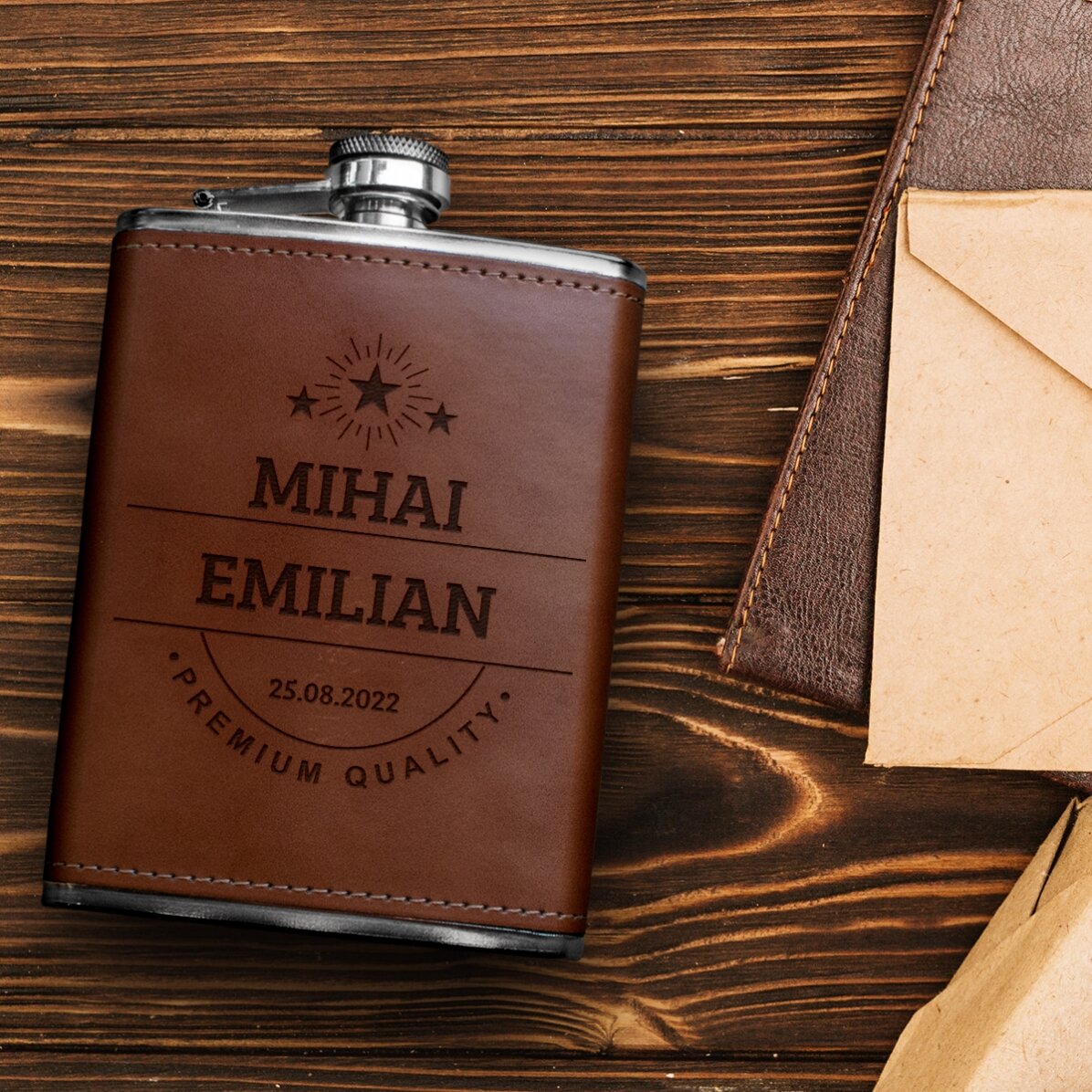 Sticlă de buzunar personalizată îmbrăcată în piele cu nume