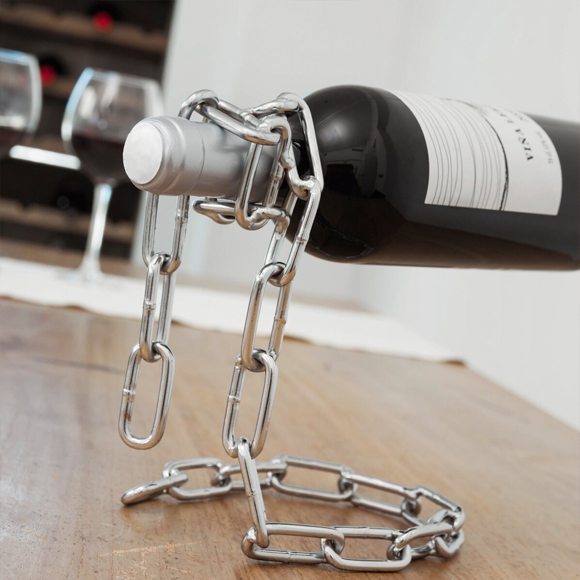 Chain-shaped wine rack
