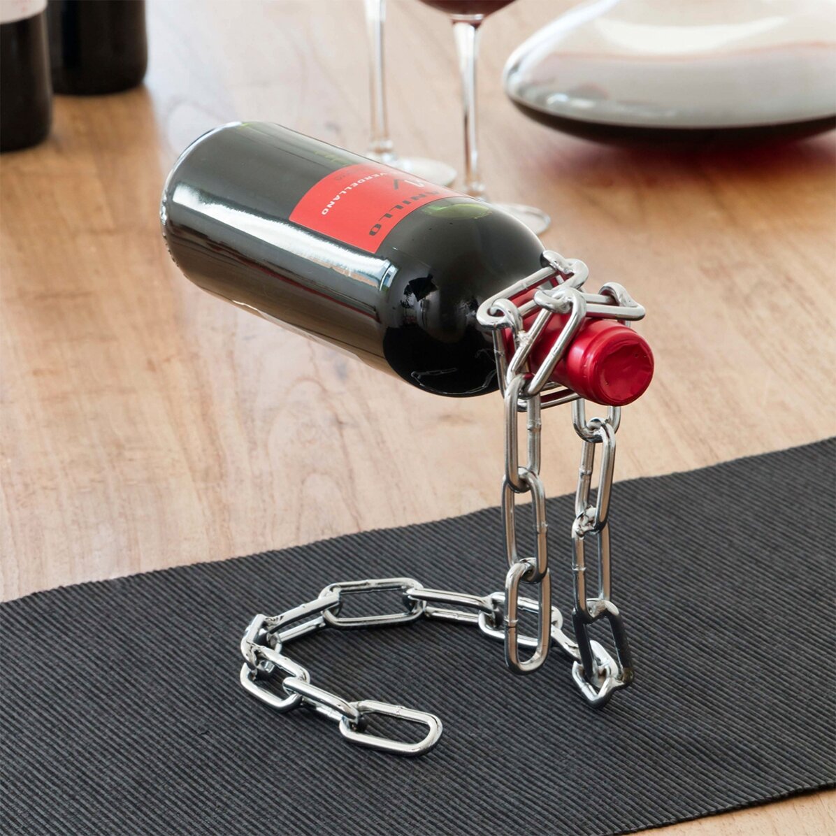 Chain-shaped wine rack