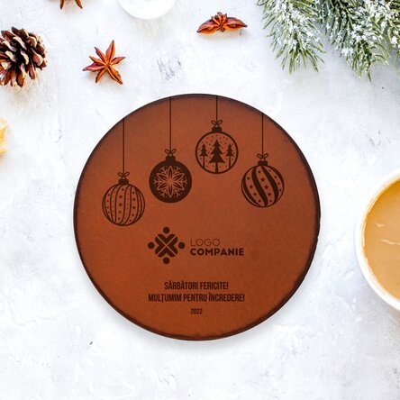Suport pahar din piele personalizat cu logo și mesaj - Glob de Crăciun