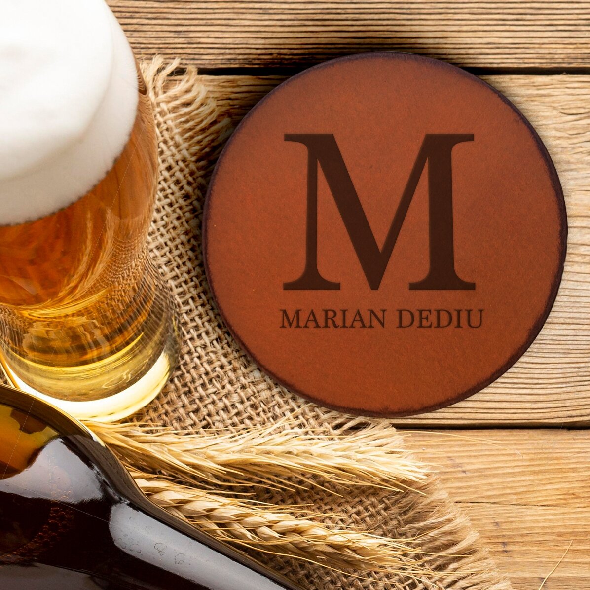 Suport pahar din piele personalizat cu o inițială și nume