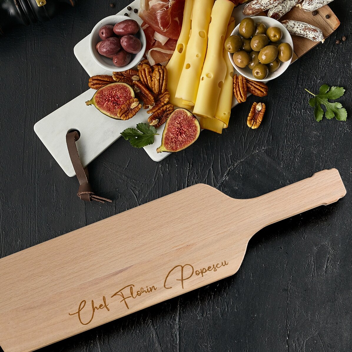 Tocător pentru brânzeturi în formă de sticlă personalizat cu semnătură