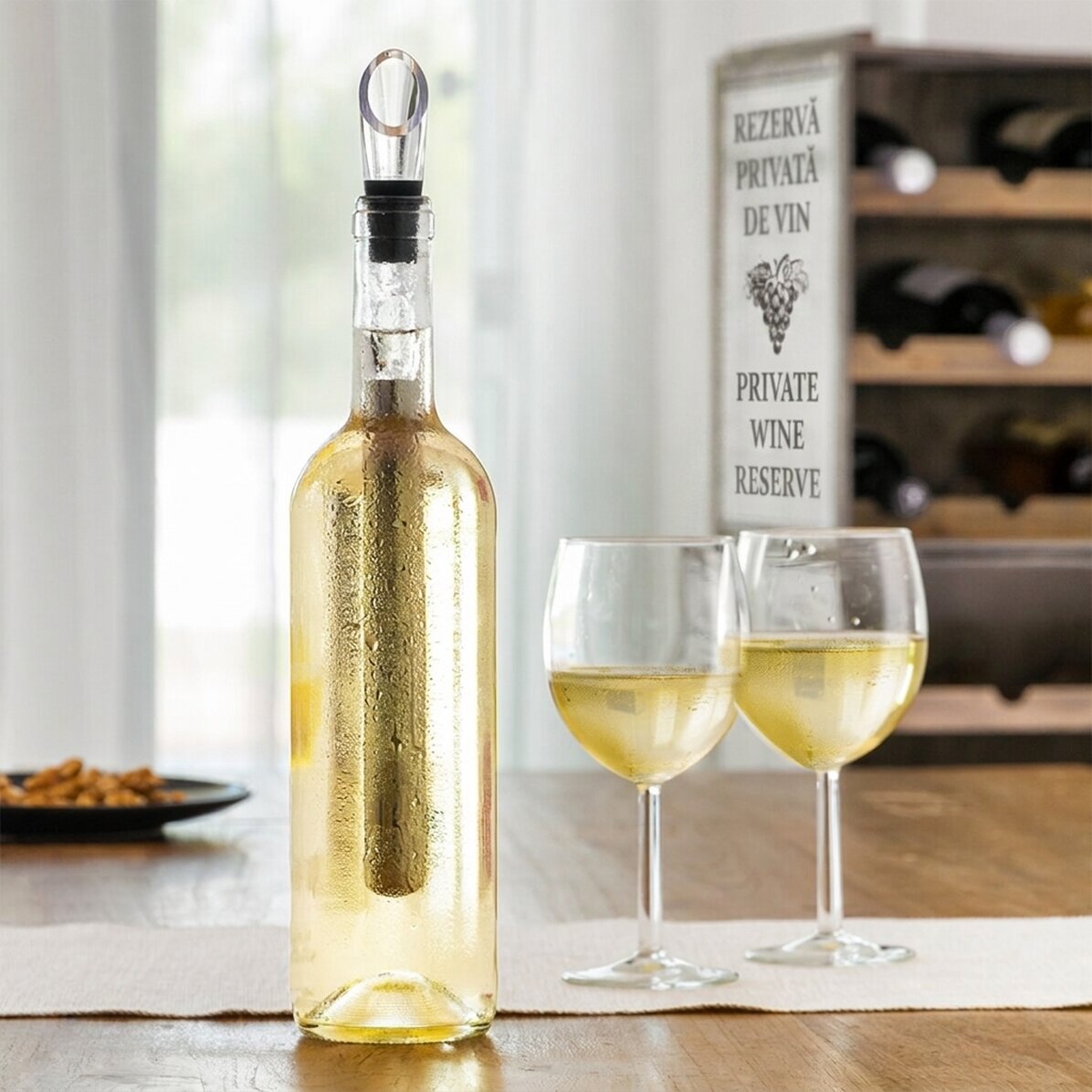 Device with aerator for cooling wine