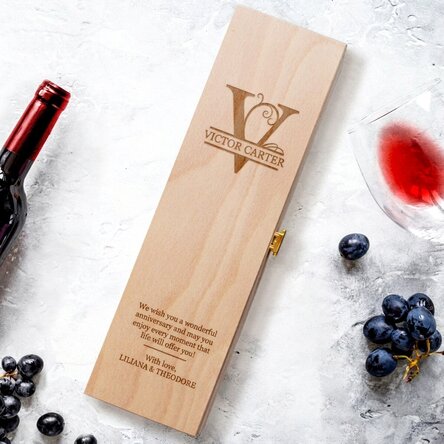 Personalised wine box with monogram and message
