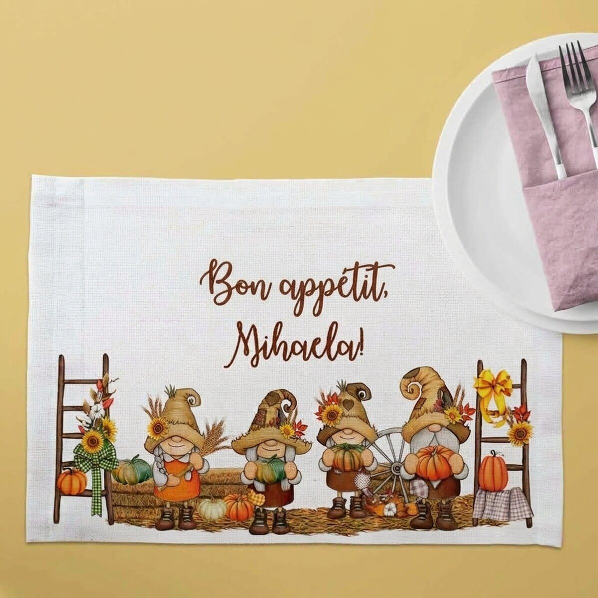 Personalised plate holder with text - Gnomes