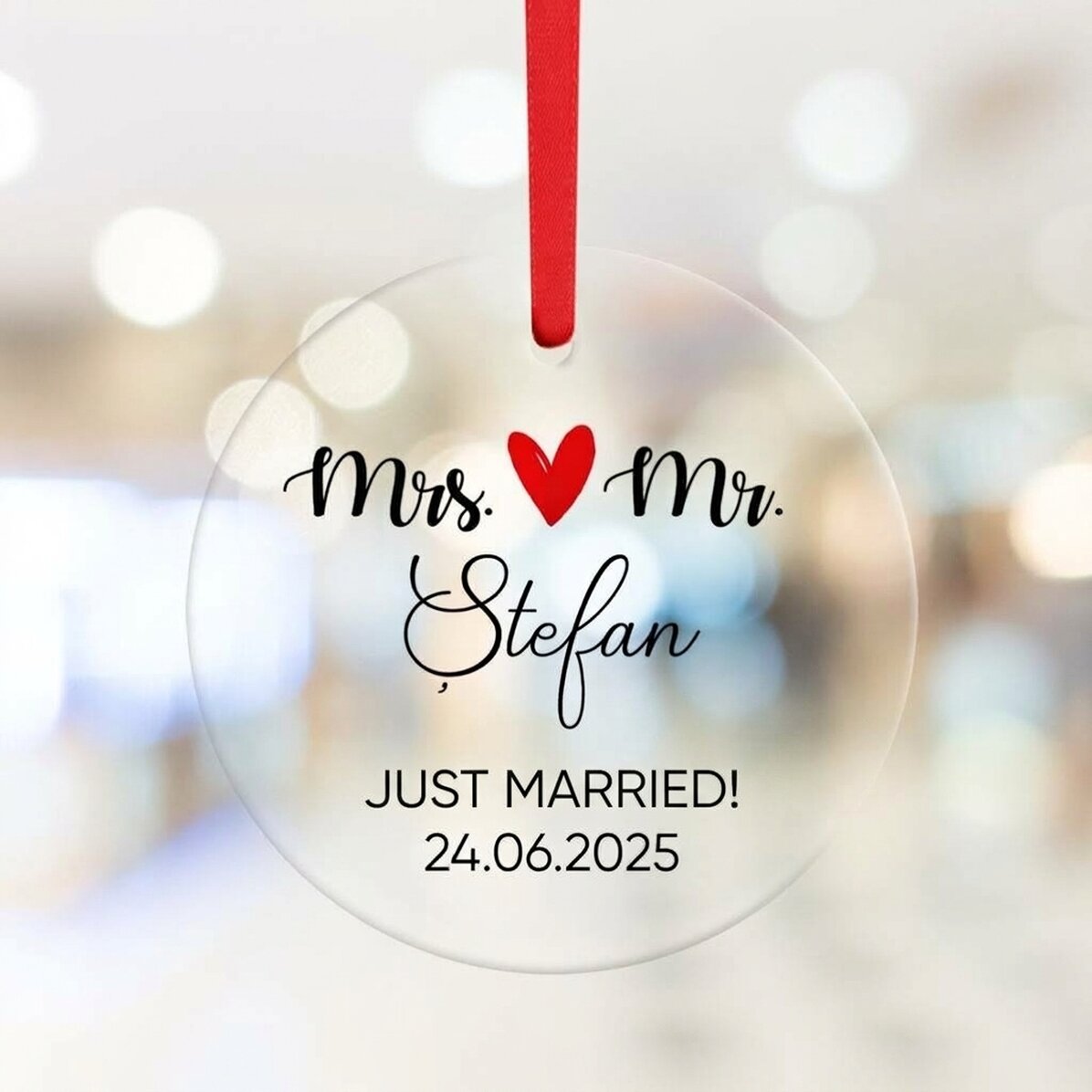 Personalised round ornament with text - Mr & Mrs