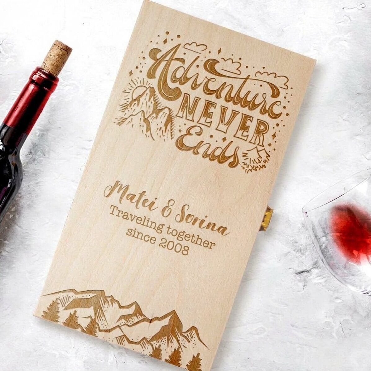 Personalised wine box for two bottles - Adventure never ends