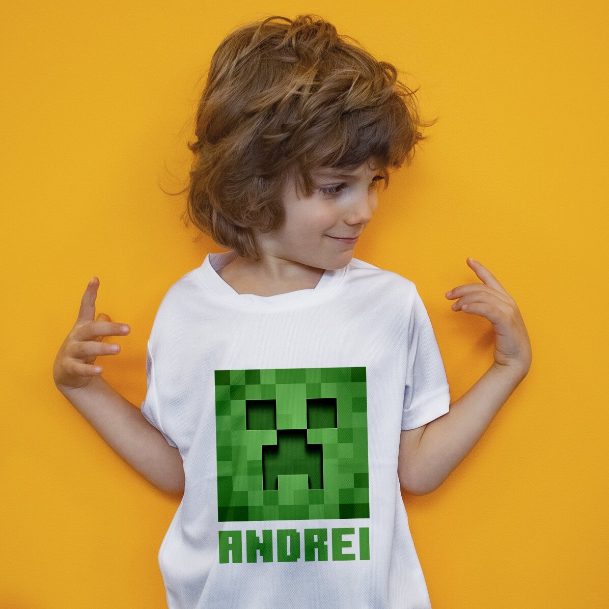 Tricou sport pentru copii personalizat cu personaj din joc și nume - Lumea mea