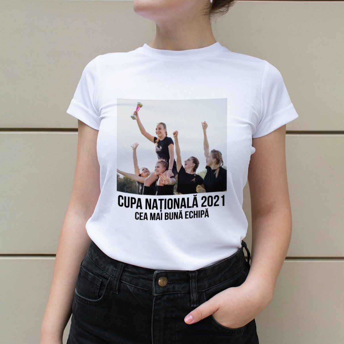 Tricou sport personalizat cu o poză și text