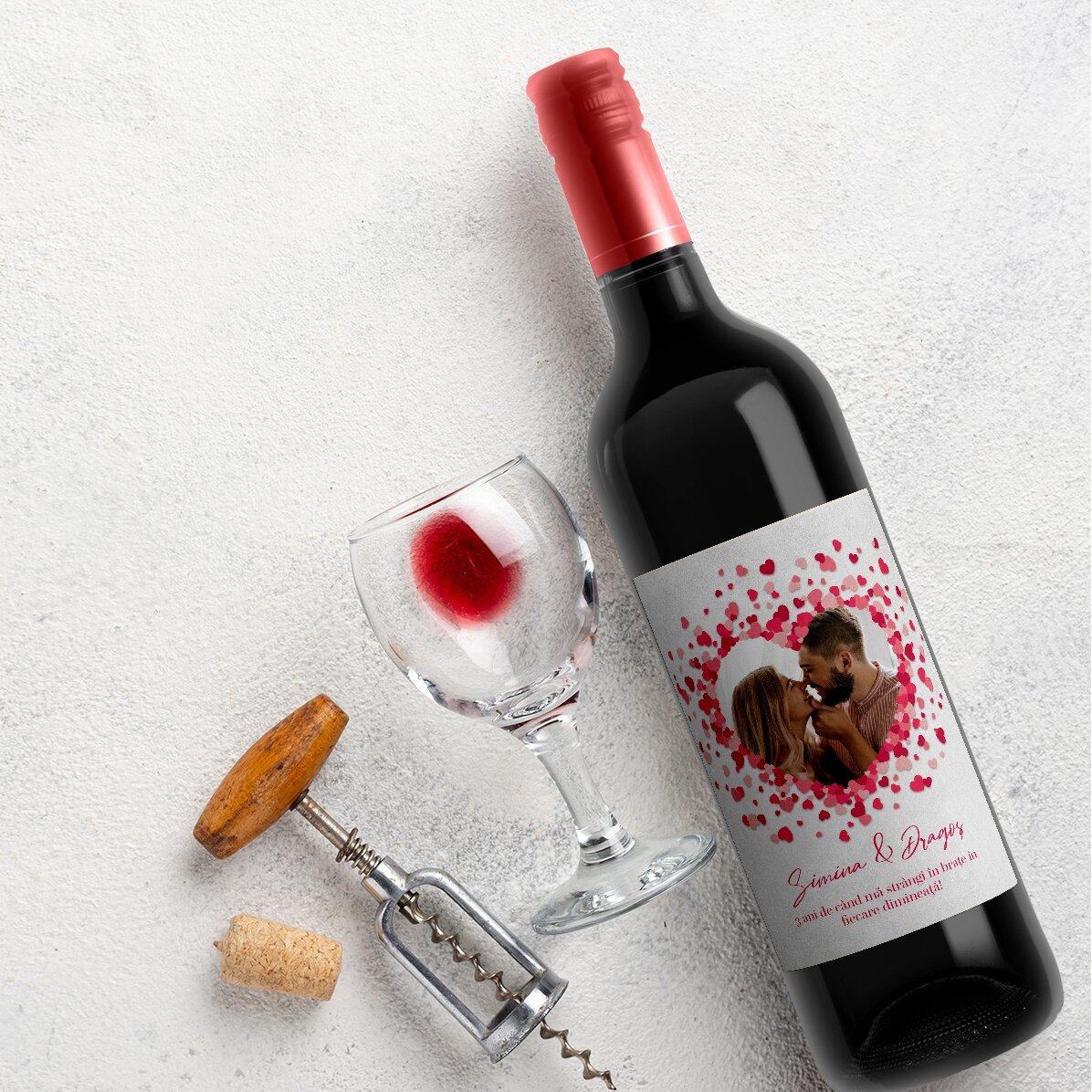 Vin personalizat cu mesaj pentru cuplu - Love is in the air